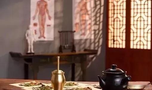 以师带徒、师徒传承的师承教育，是我们中医人才培养的传统模式。数千年来，这种模式造