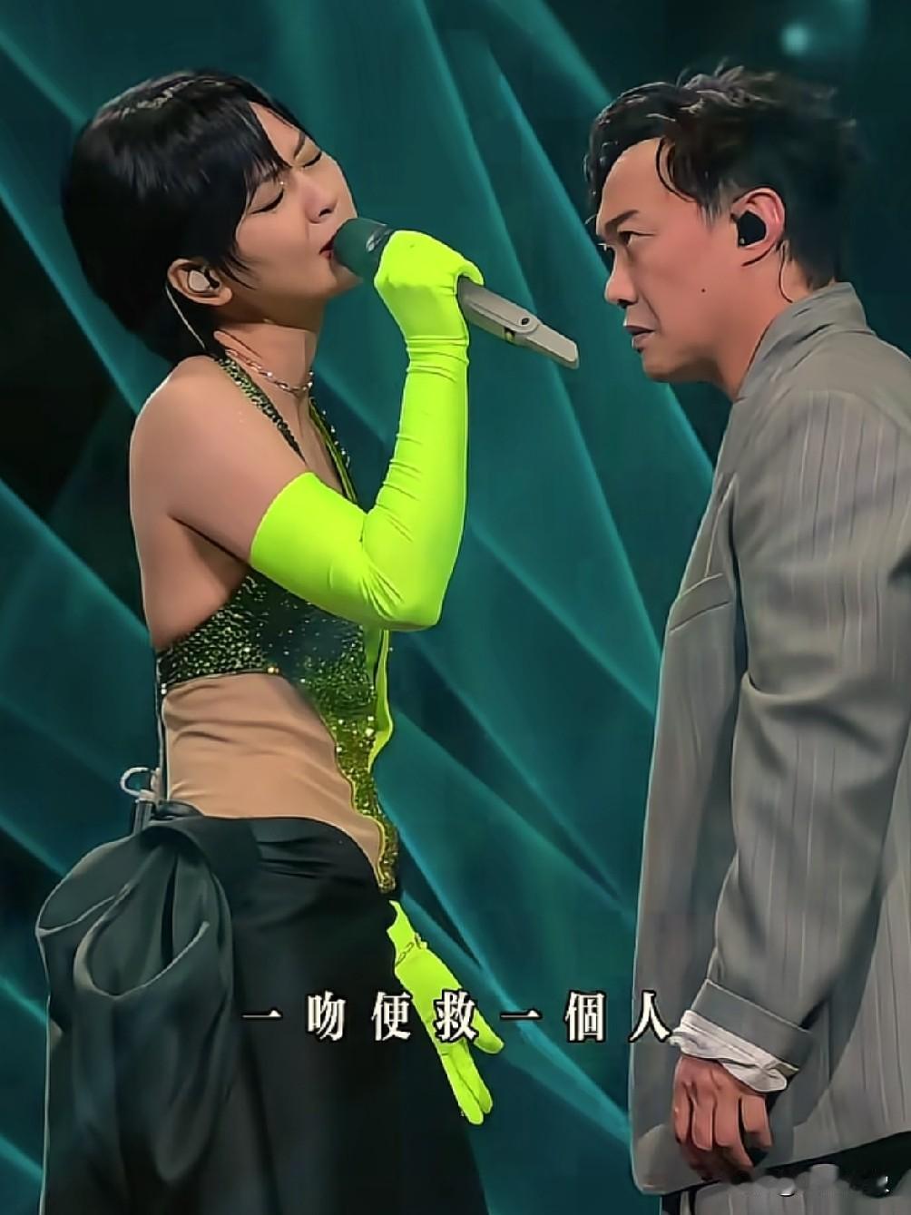 周笔畅与陈奕迅演唱会，看二人装扮，我还以为是舞台剧…
不过从二人眼神之中感觉彼此