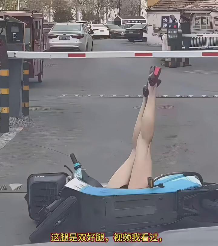 禁止在马路做体操动作，这腿是双好腿，视频我看过，人没事，腿完好。