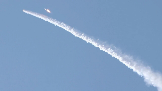 中美AI这些天火热较量，载人登月竞争其实也挺激烈2月11日，长征十号火箭完成低空