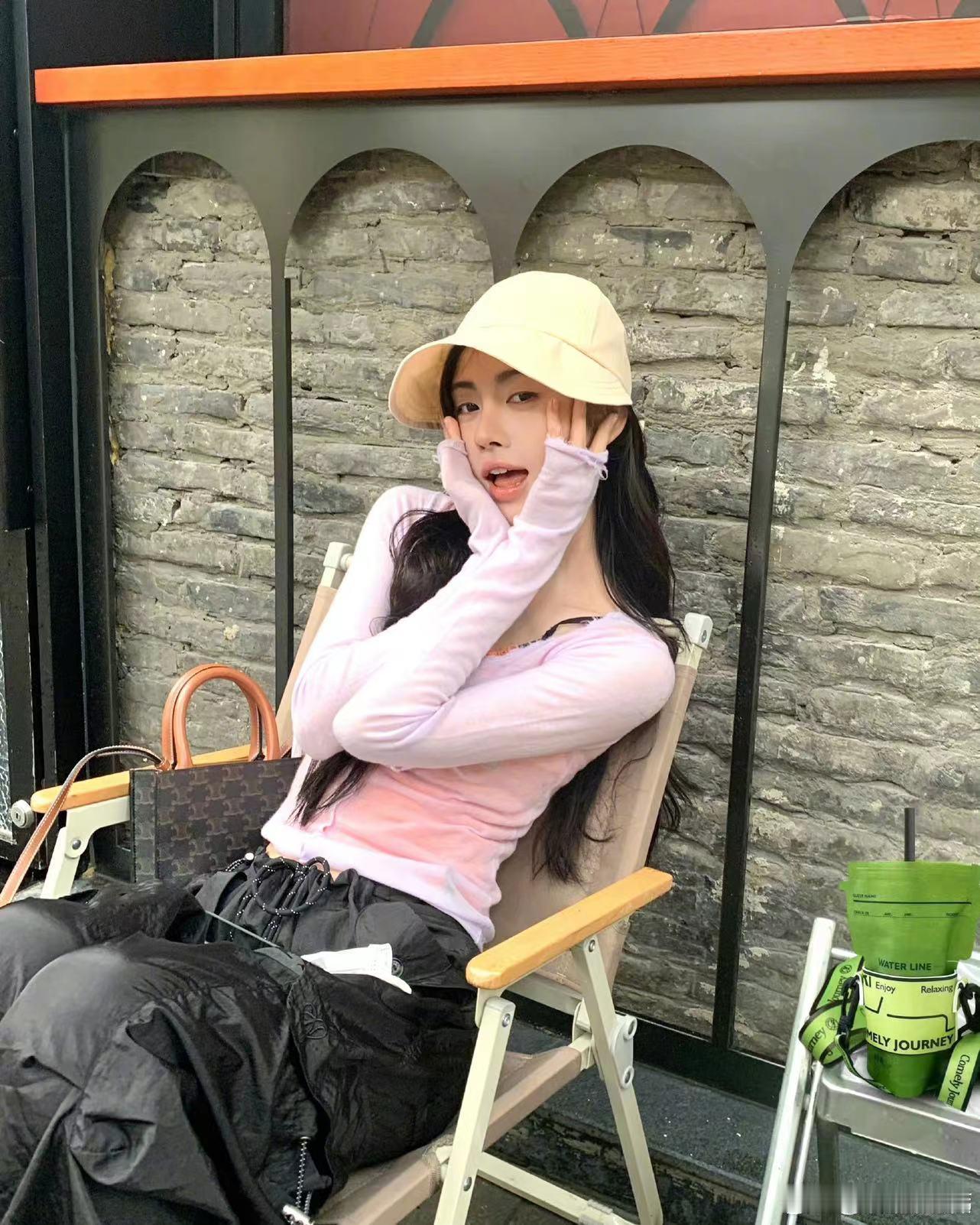 #鞠婧祎回应不是女团#鞠婧祎永远都是那个闪闪发光的大明星，唱跳能力也是非常强的，