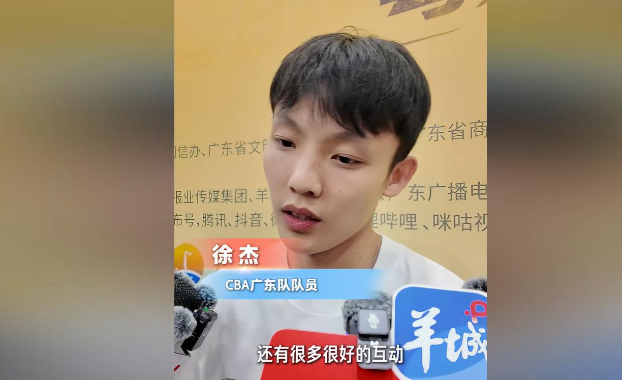 徐杰最新伤情出炉！
深夜医院偶遇徐杰，消息传开后，不少广东球迷第一时间捏了一把汗