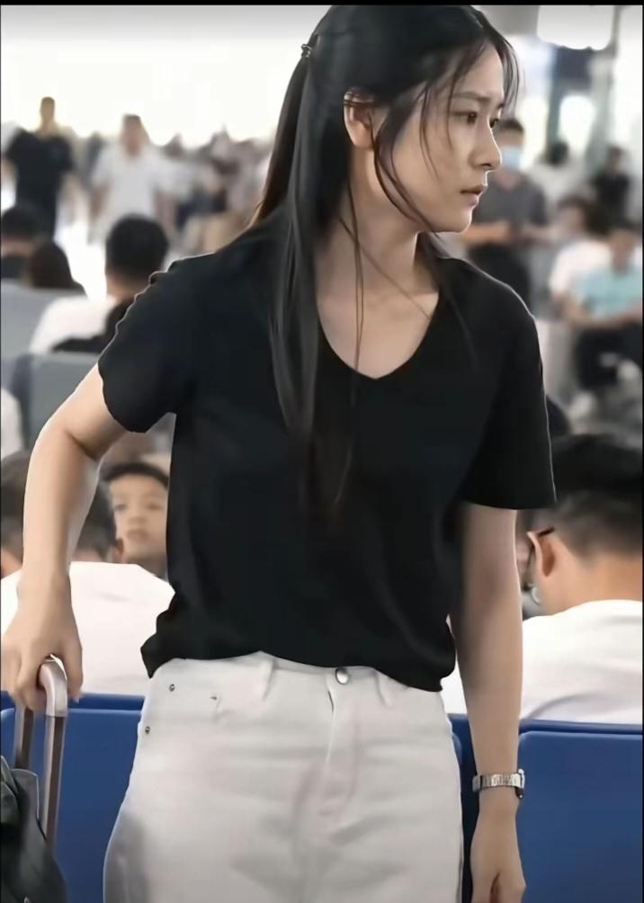 高铁“素衣女孩"火了!她没有美甲，没有项链，没有染发，没有纹身，没有华丽的穿着，