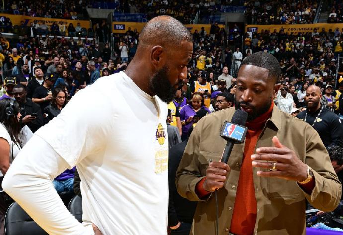 对阵独行侠，詹姆斯的3个“前任”全来了~

韦德在解说席，欧文在观众席，浓眉在场