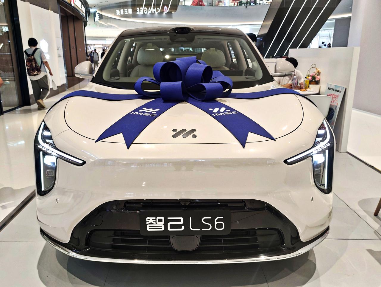 全新智能轿跑SUV《智己LS6》
   2026款智己LS6焕新上市，定位21至