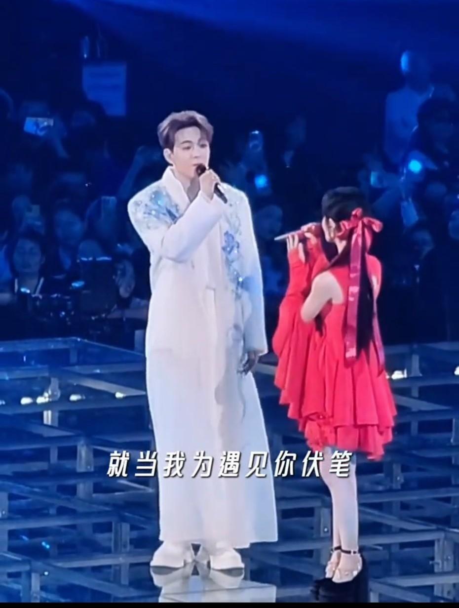 什么叫小鸟依人？觉得这种CP感太小鸟依人了，刚看到，还以为是那个小女孩，出来唱歌