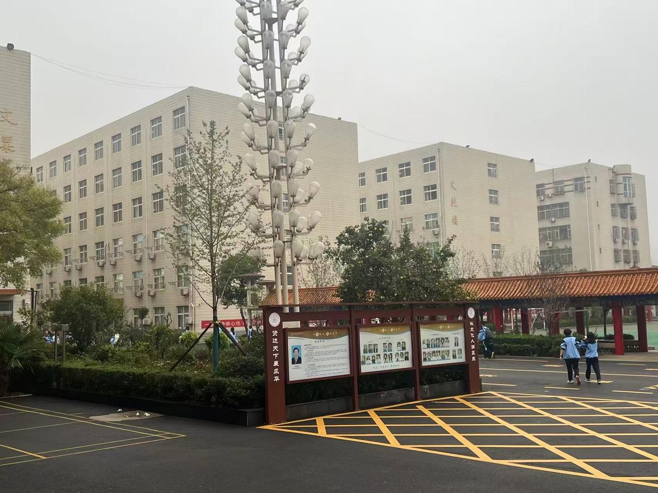 今天，小雨，校园里到处湿湿的。
操场上，有一点积水。
但篮球场处，却只是湿湿的，