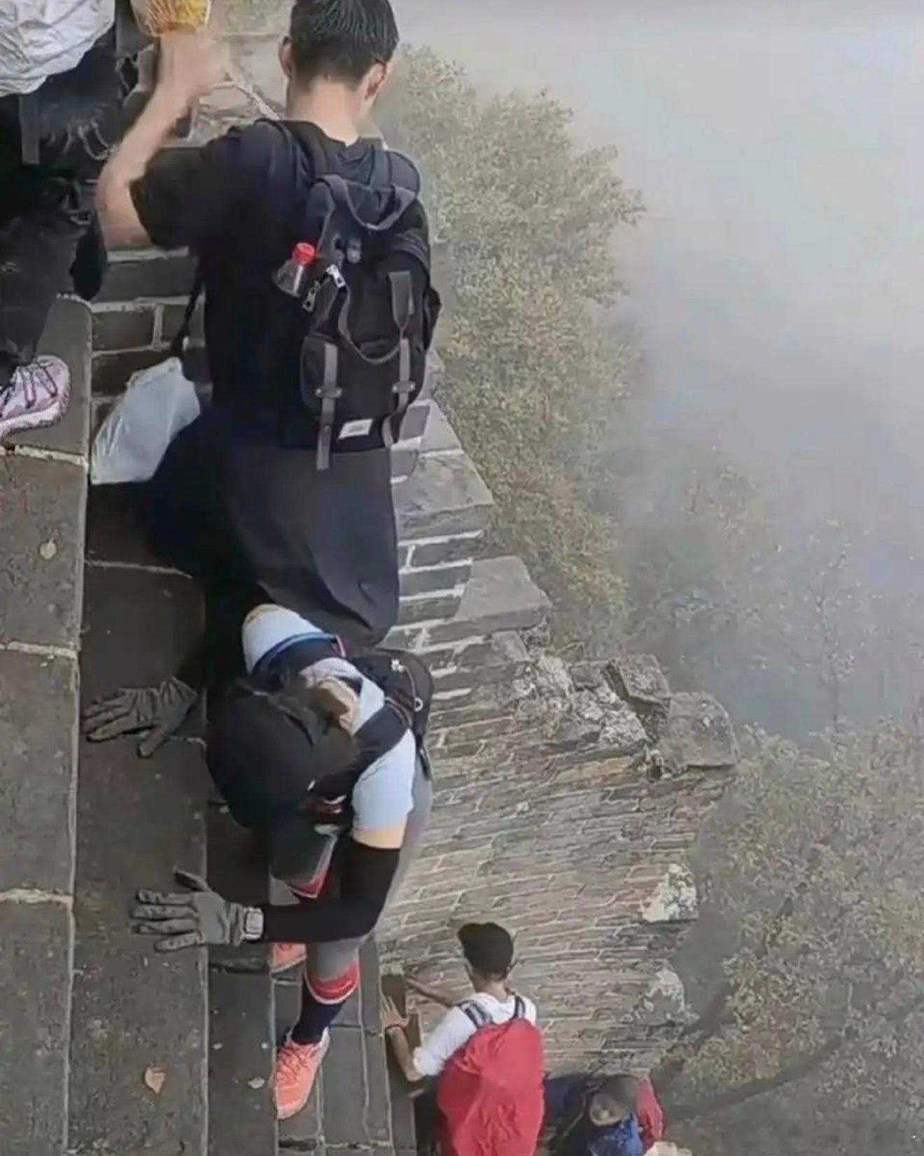 这长城有这么陡的吗？谁爬过来说一下 