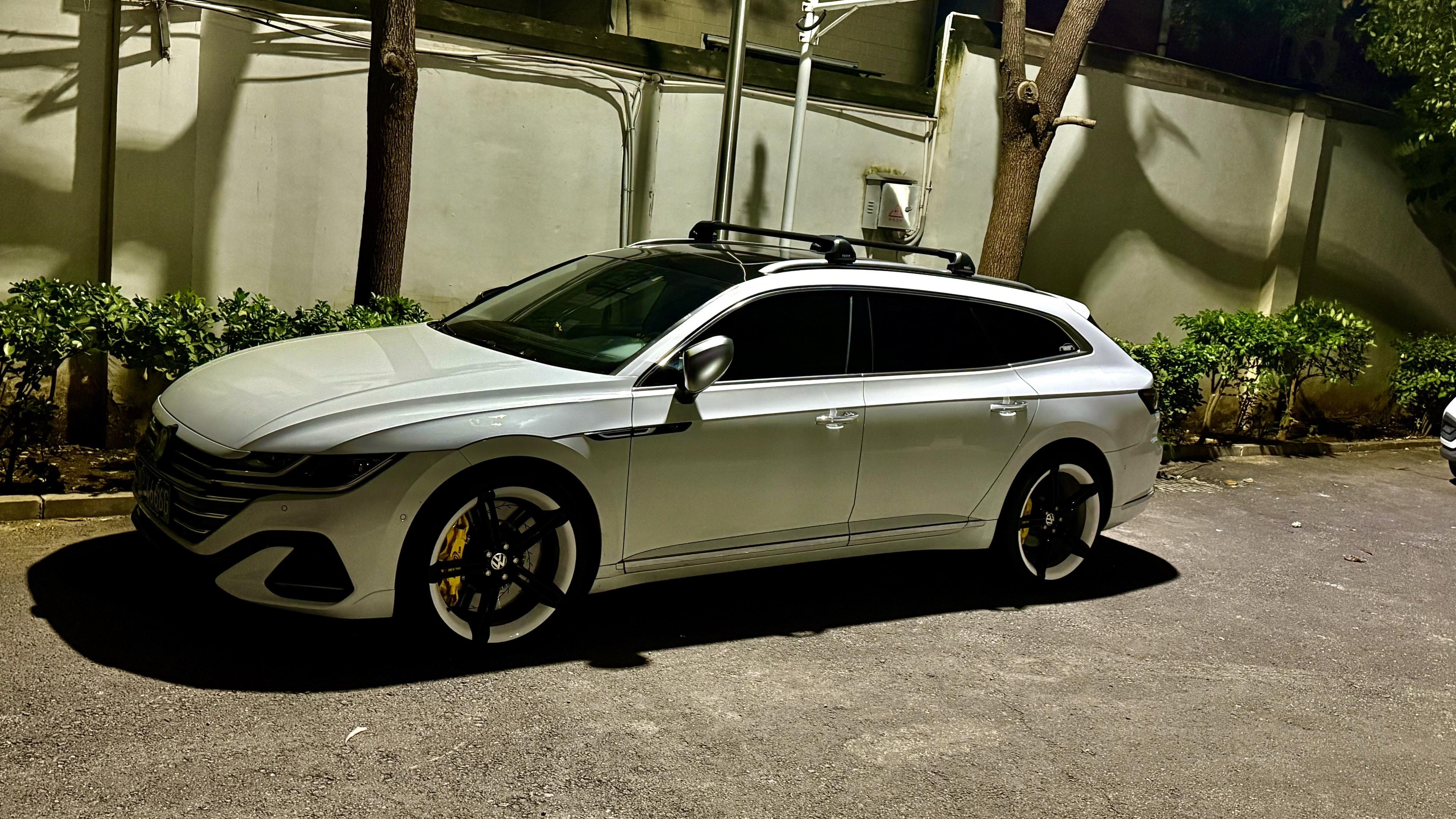 大众CC旅行版。美不美看车尾！