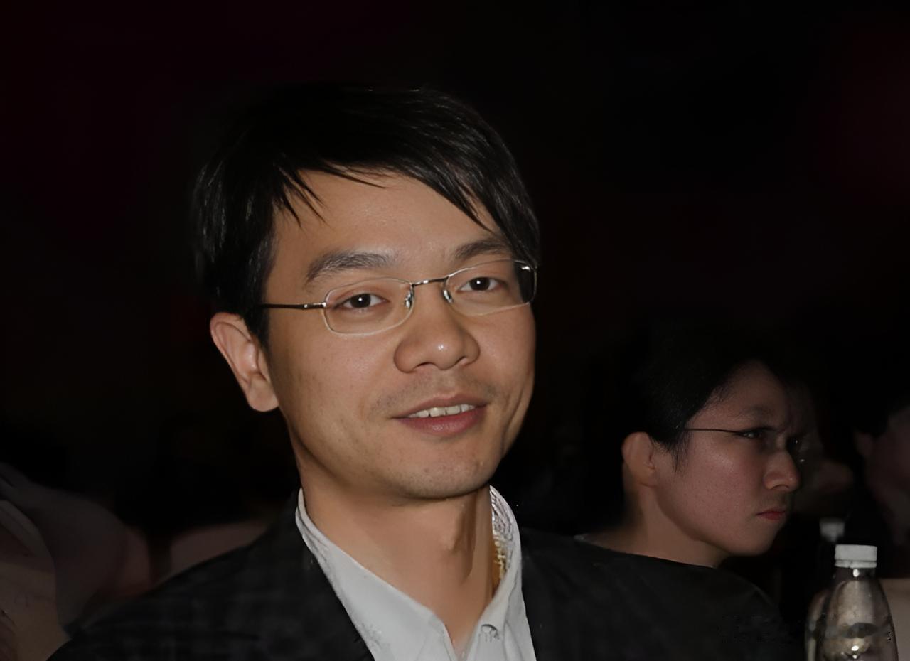 张奇是京东的001号员工，当年刘强东在中关村卖光碟时，他就是招进来的第一个人，虽