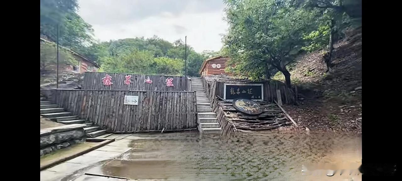 龙泉山庄已经荒废了。

赵本山拍摄的《刘老根》并不是在同一个取景地拍的，第一部刘