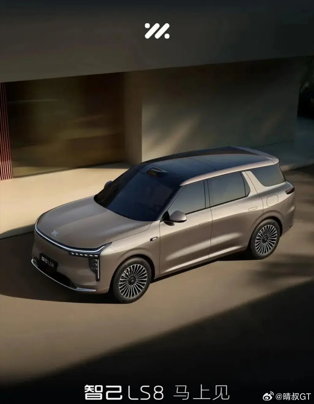 智己汽车发布旗下全新大型SUV智己LS8内饰预告图，预告图为驾驶员用一根手指将方