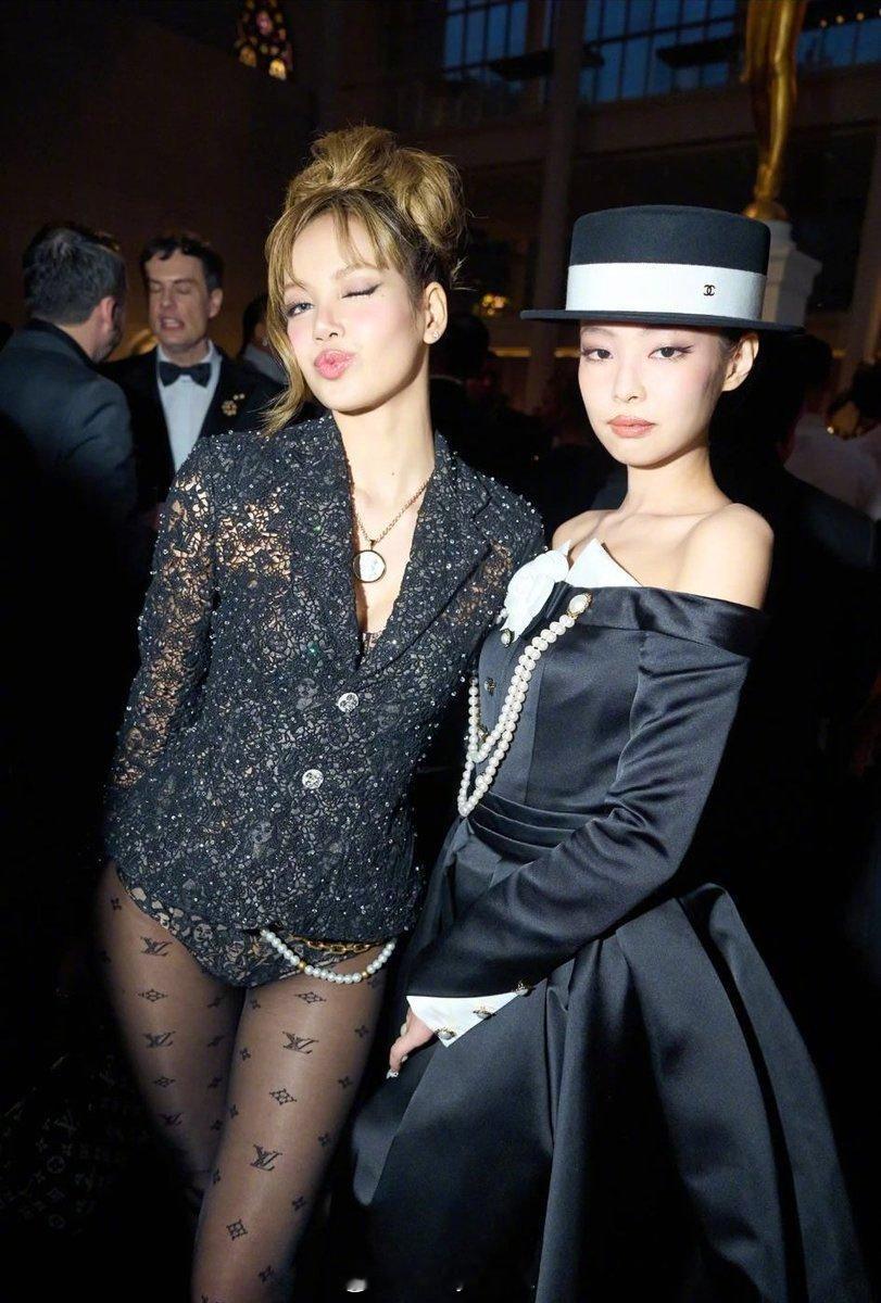 Lisa、Jennie在Met Gala后台合影： ​​​