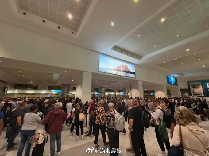 【#国内女子为迪拜同胞提供免费住宿#】因地区局势造成当地航班中断，阿拉伯联合酋长