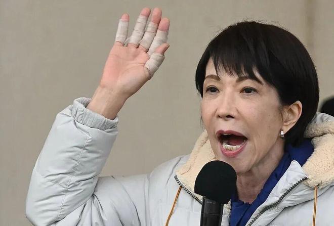 又来卖惨？高市早苗受伤后现身拉票，展示缠满绷带的五根手指。常言道，多行不义必自毙