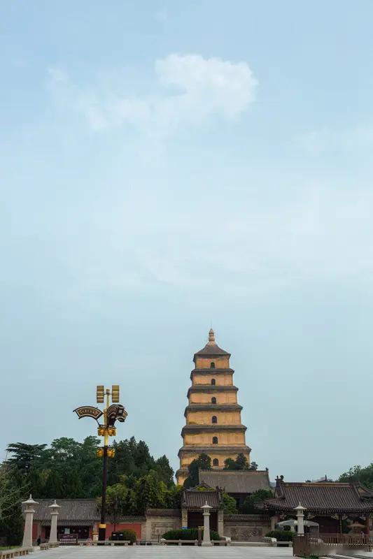 听到陕西，我第一个想到的就是兵马俑。那可是世界闻名的文化瑰宝，数千个形态各异的陶