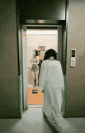 女子在电梯里遇到了惊魂未定的一刻，好在电梯里还有一个外卖小哥，她紧紧地抱住了他，