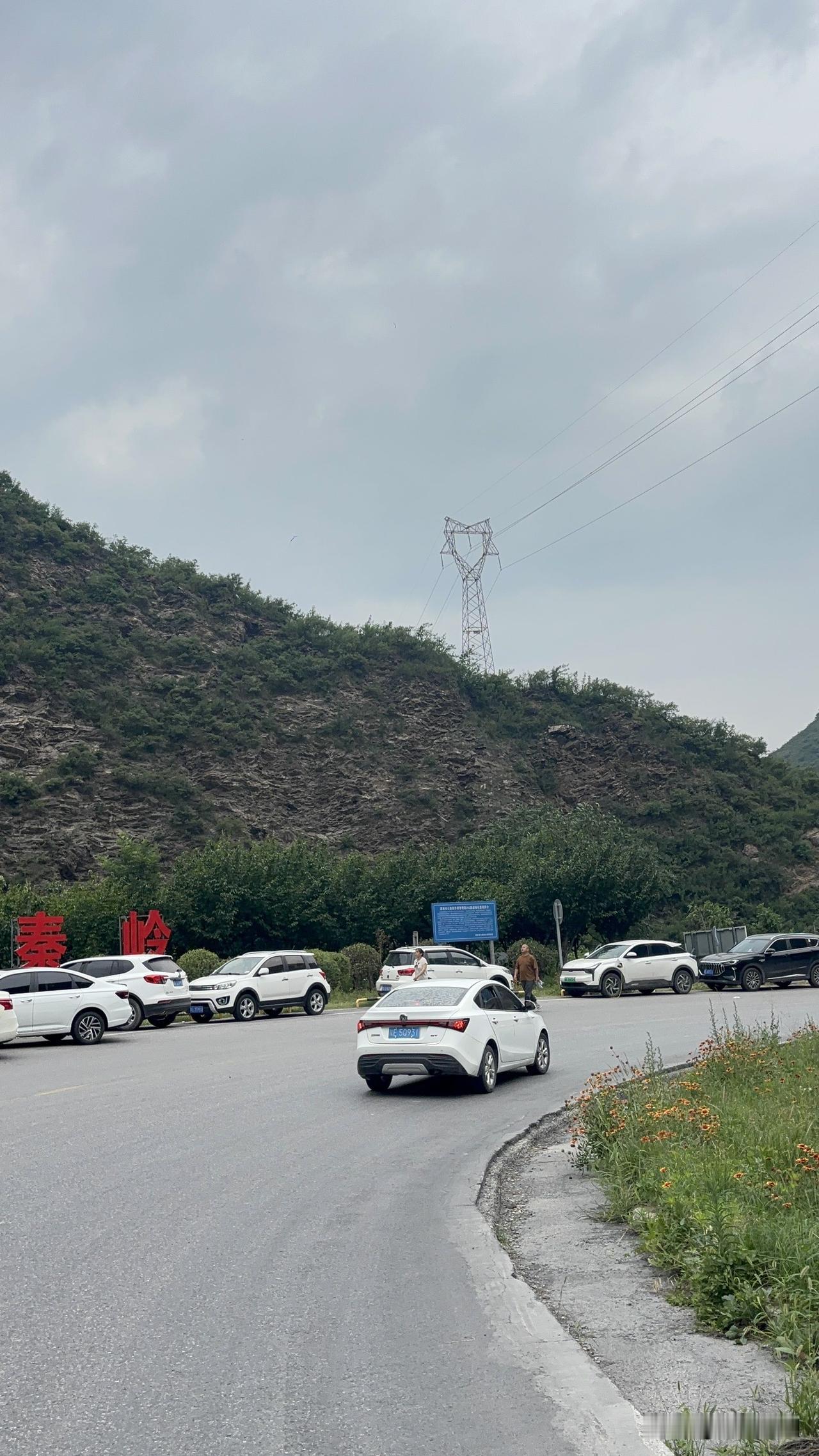 华阴市大敷峪，第一次来这里，从洛南进来的，沿途看到车还不少呢，这里的山景色感觉比