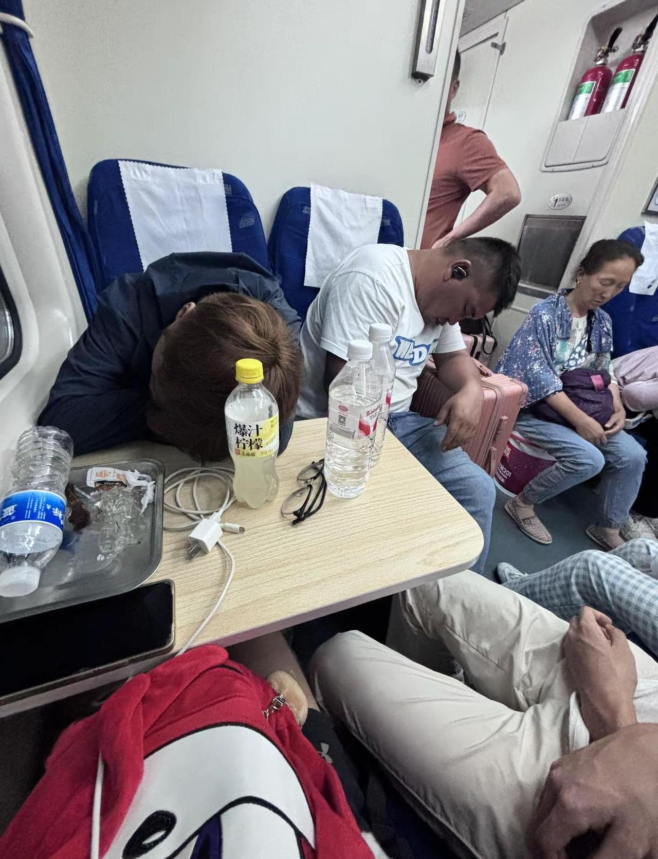 今天思念达到了极致 第一次 20个小时1500公里硬座 瞒着家里人见对象一个人手