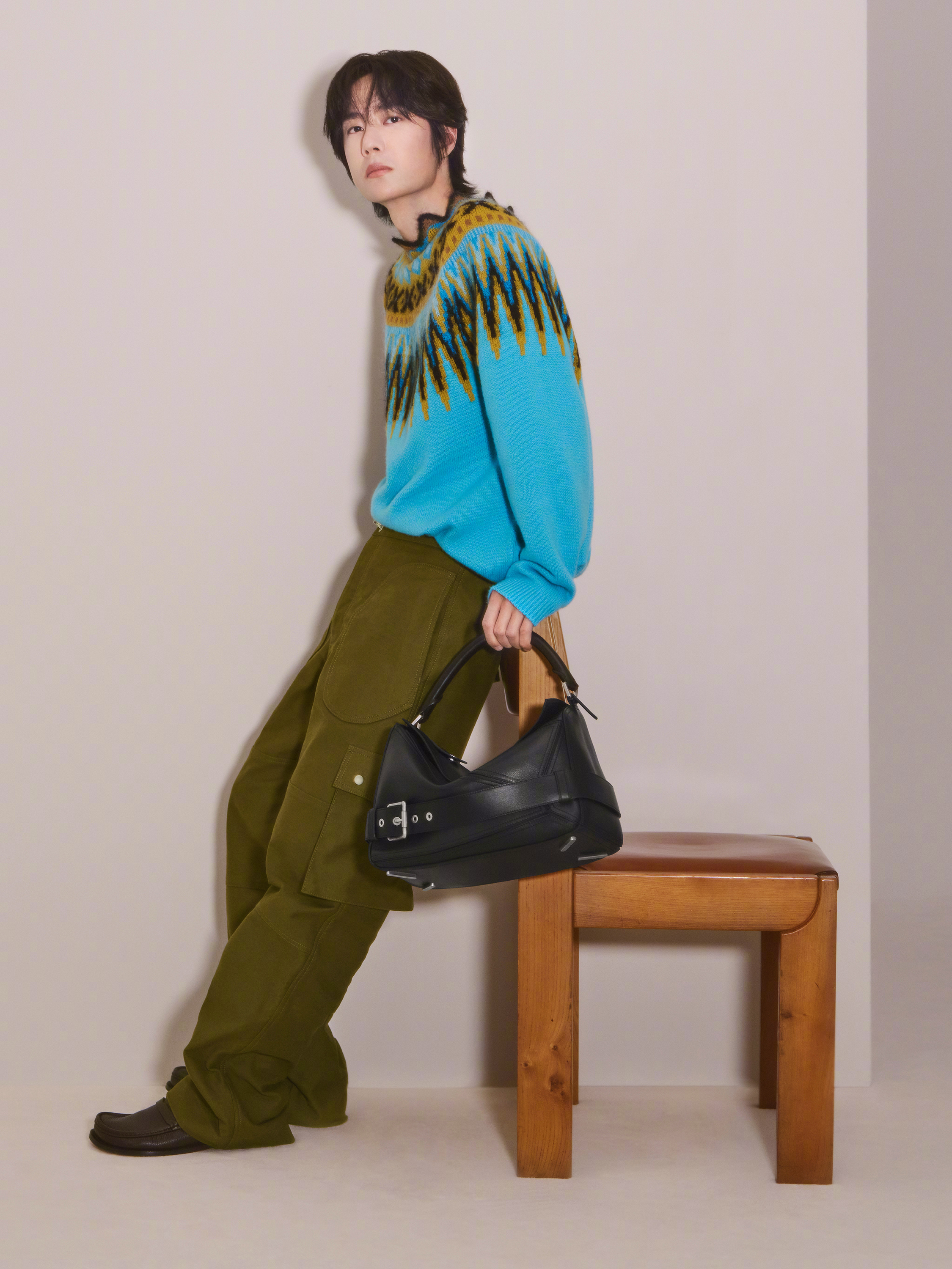 LOEWE 罗意威全球品牌代言人王一博和杨幂 ，分别出镜演绎全新亮面皮革Bike