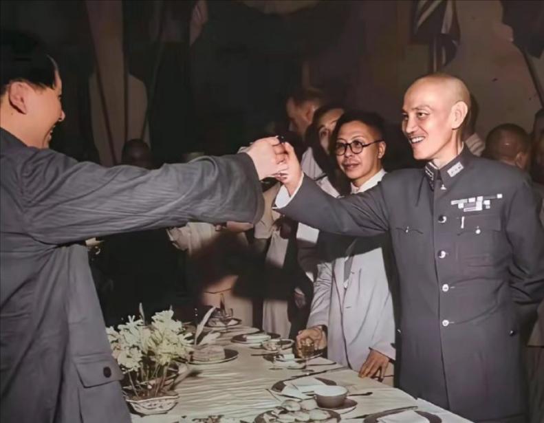 1945年，重庆谈判期间。教员与蒋介石“金杯共汝饮”。