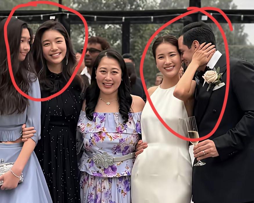 看金熙英女儿这表情，感觉会早早恋爱结婚了！
与妈妈一起参加婚礼，她的眼中没有镜头