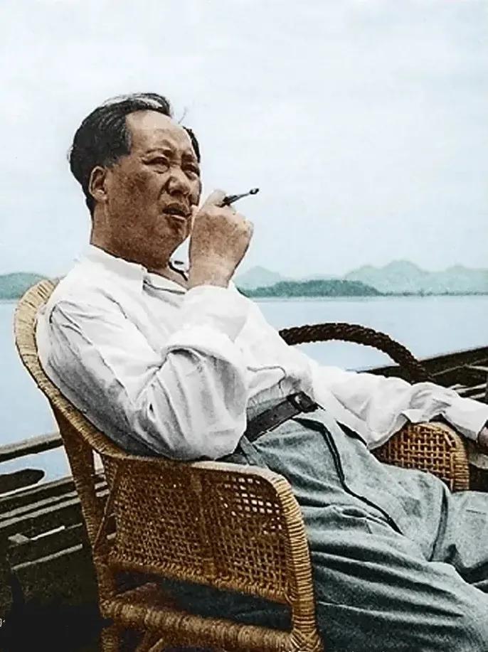 新中国成立后的短短二十几年，中国人民在“一穷二白”基础上，通过独立自主、自力更生