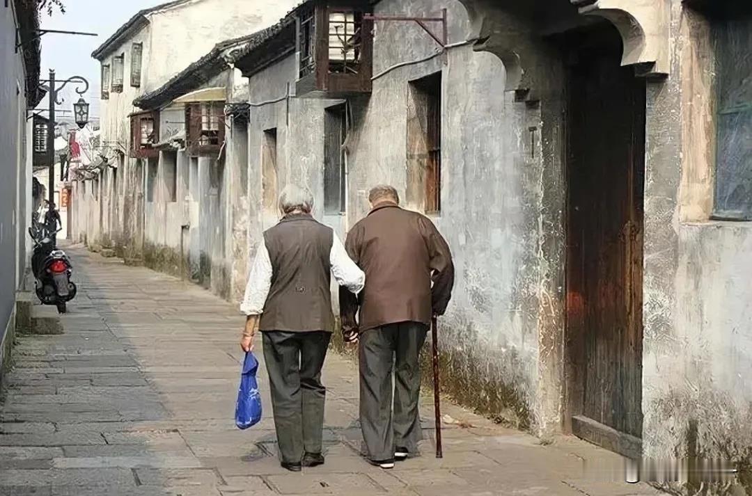 小时候，最烦的就是父母的唠叨。嫌他们催你起床、催你吃饭，嫌他们管你花钱、管你交友