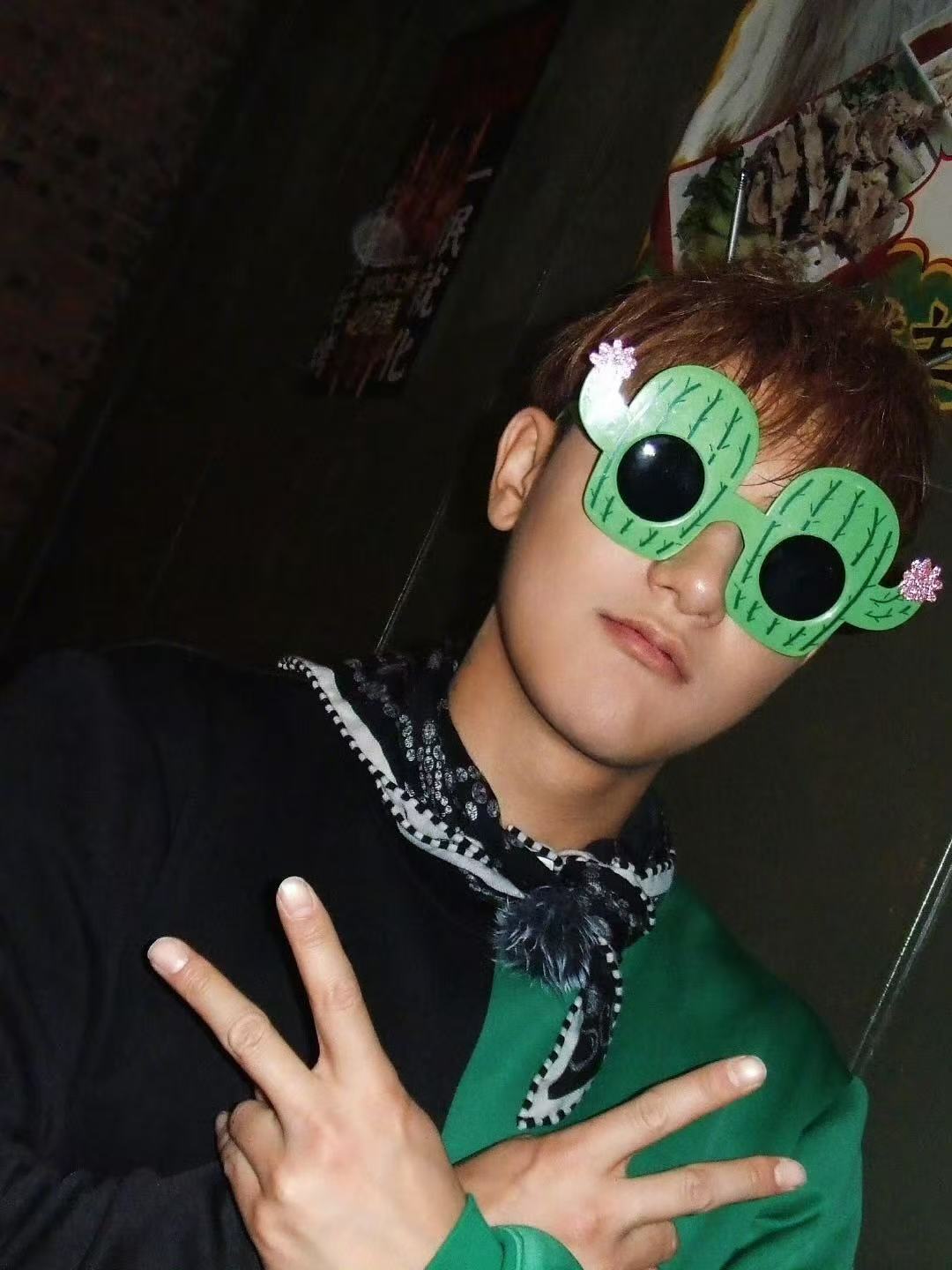 黄子韬都快成兄弟们的打卡点了黄子韬说终究还是肩膀扛下了所有哈哈哈哈哈黄子韬终究是