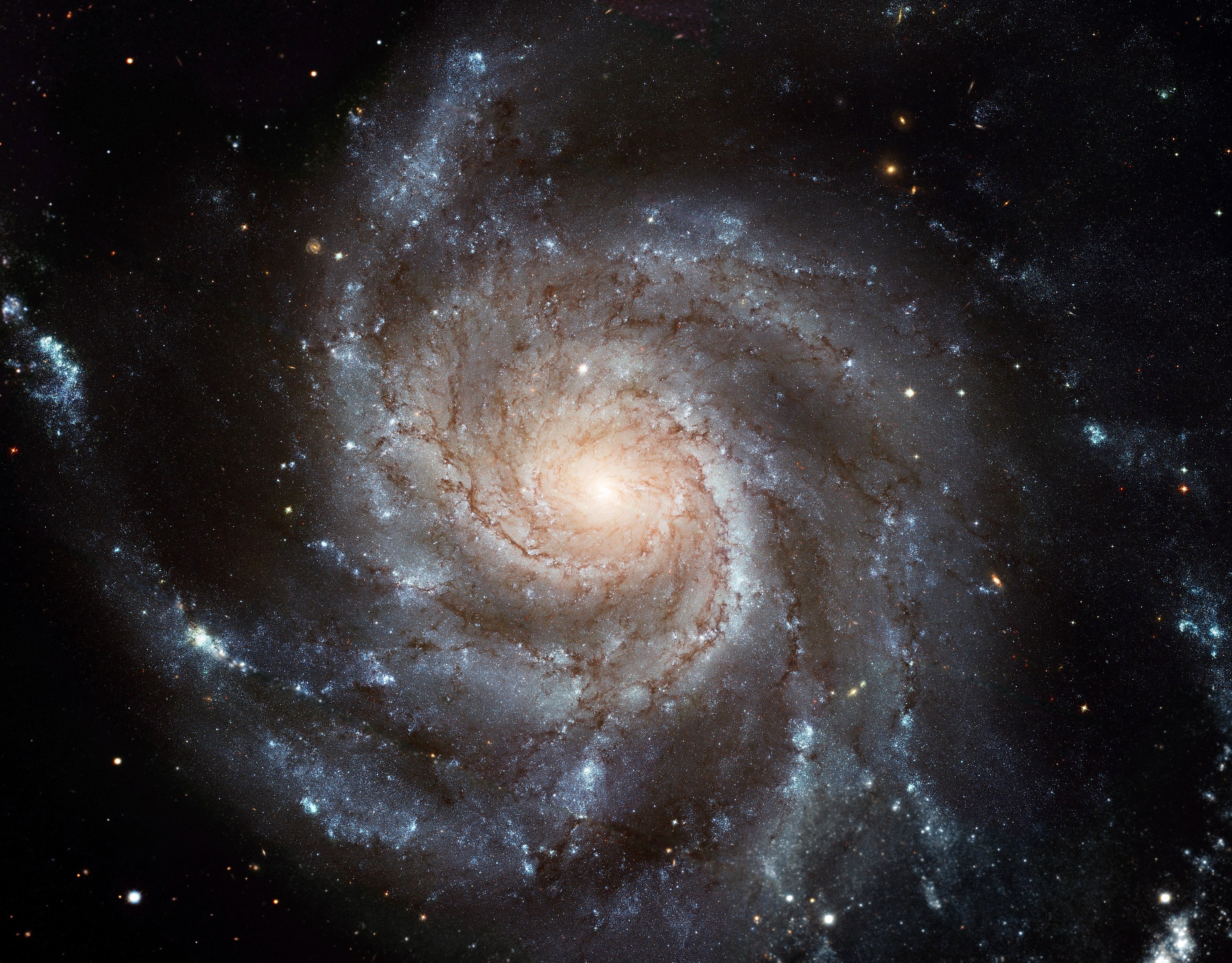 目前宇宙学家估计的宇宙膨胀速度，也就是哈勃常数，介于64公里每秒每百万秒差距，到