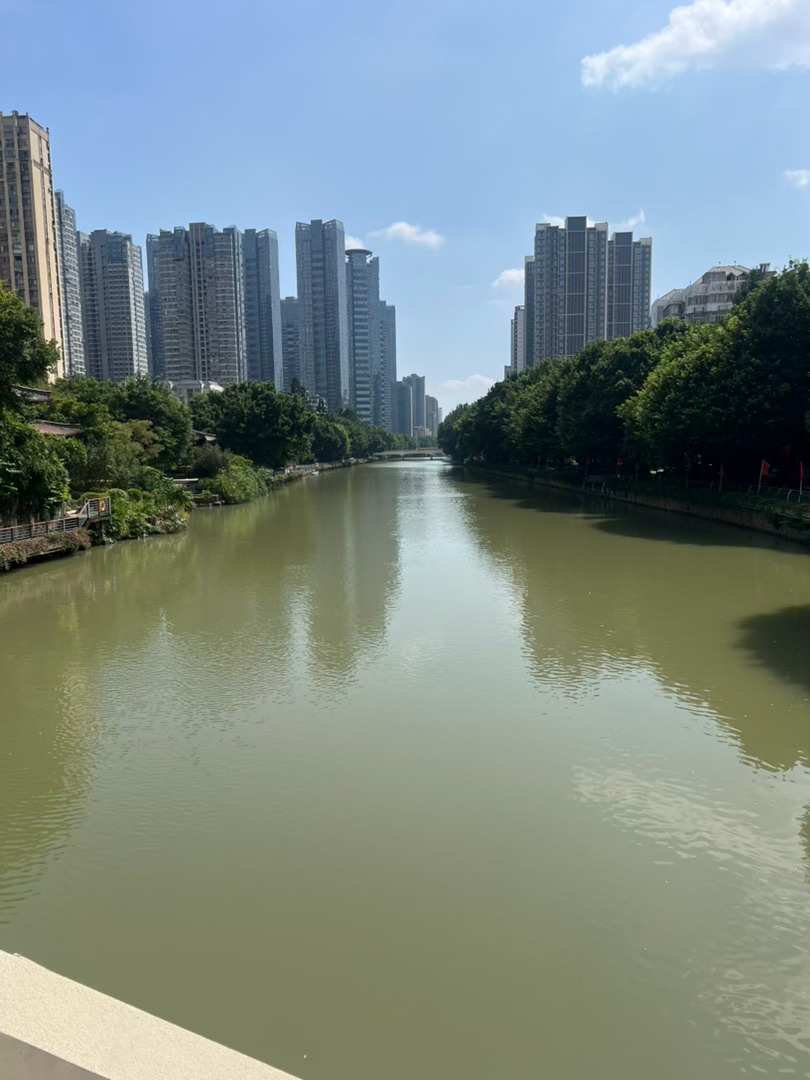 沿着内河步道缓步前行，绿树掩映，古亭临水，暂时躲开喧嚣，寻一处安静，很适合散心。