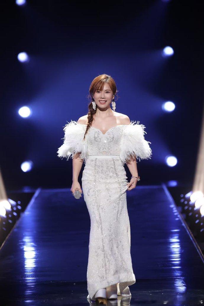 李佳薇[超话]李佳薇值得李佳薇会把生活里的感悟揉进歌声里，所以她的演唱从不空洞，