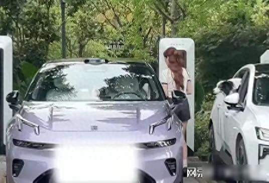 沈梦辰提车现场！鲜花蛋糕仪式感拉满，紫色穿搭美到犯规