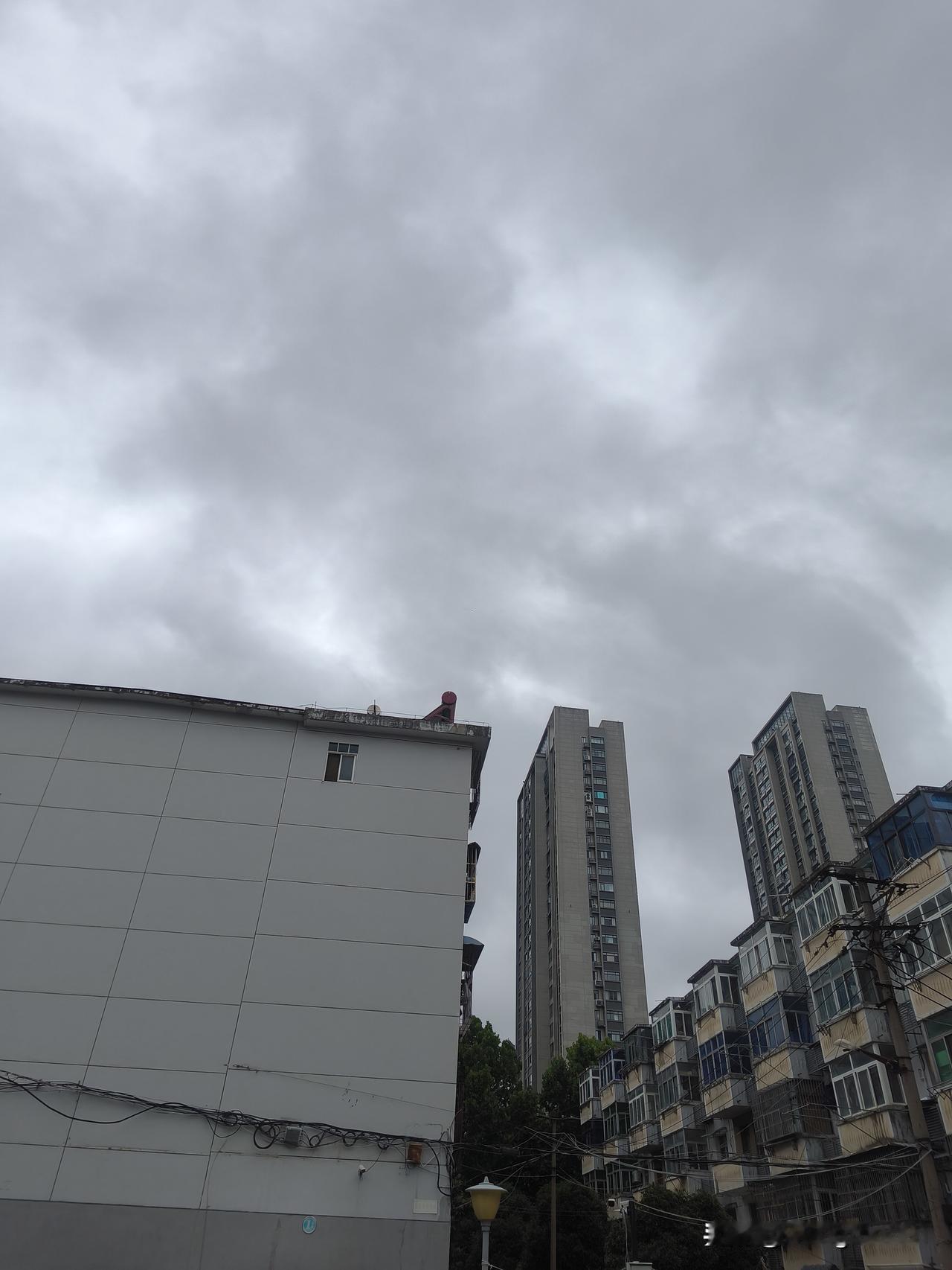 积极应对台风，未雨绸缪防患！
     台风“巴威”形成后，便在网络平台上热度居