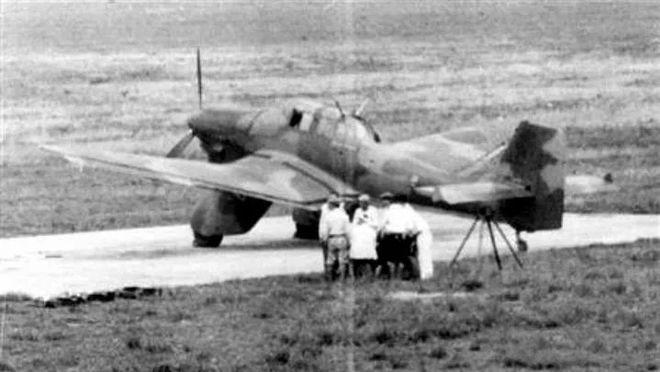 下面三张图片是JU-87K俯冲式轰炸机留下来的为数不多的照片，JU-87K俯冲轰