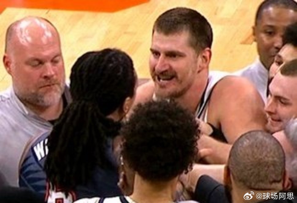 雷霆掘金冲突  多尔特延缓掘金进攻，给约老师一个暗肘，直接给约基奇气炸了！！ 