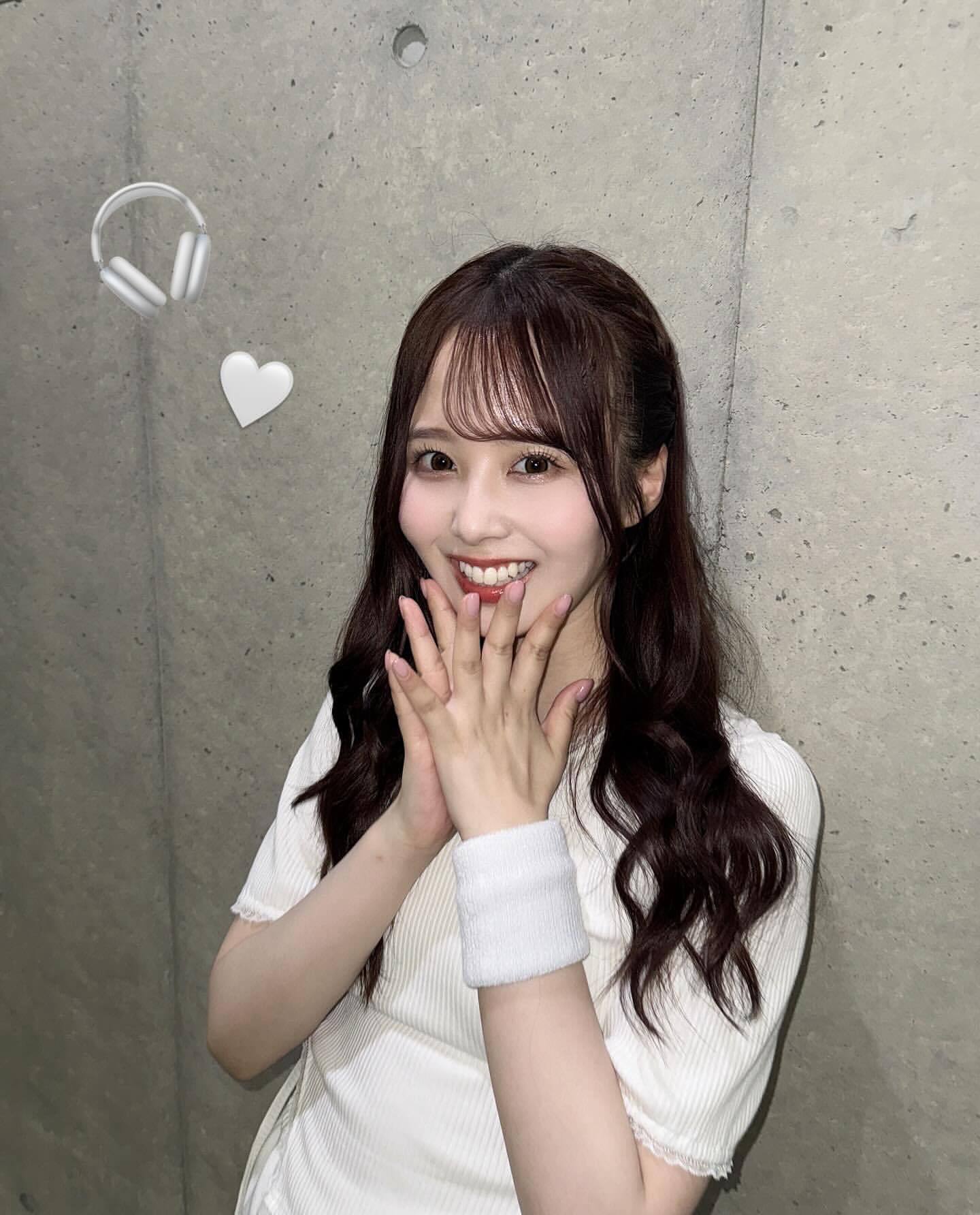 佐藤楓「『不道徳な夏』 MVオフショットです〜🎧‎🤍最初の2枚はりりあちゃ