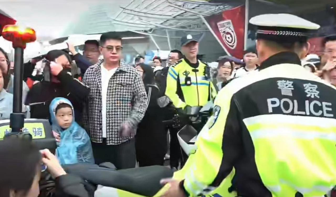 散场人多也不慌，常州铁骑快速到位疏导交通，机动性拉满，有他们在，看球更安心更放心