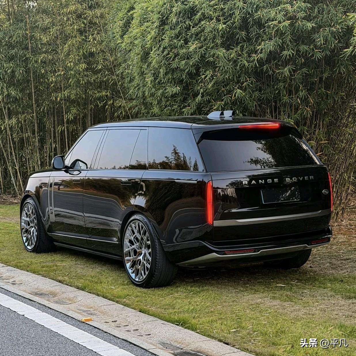 有人问我路虎揽胜值不值得买？

我的答案是，别说值不值，反正是个男人，你往那一停