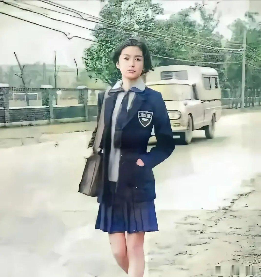 这是一位家喻户晓的明星19岁时的剧照，能认出她是谁吗？ 