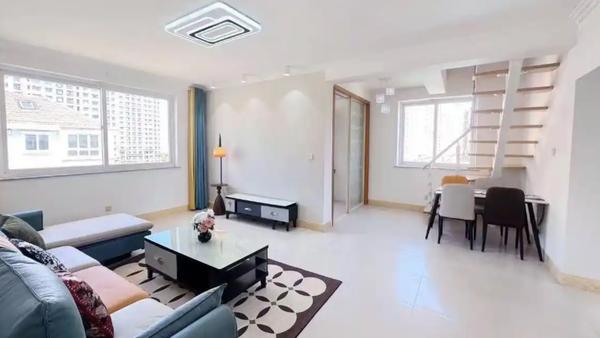 近日，山东威海乳山银滩一套标注为“复式195平米70年大产权”的住宅在京东资产交