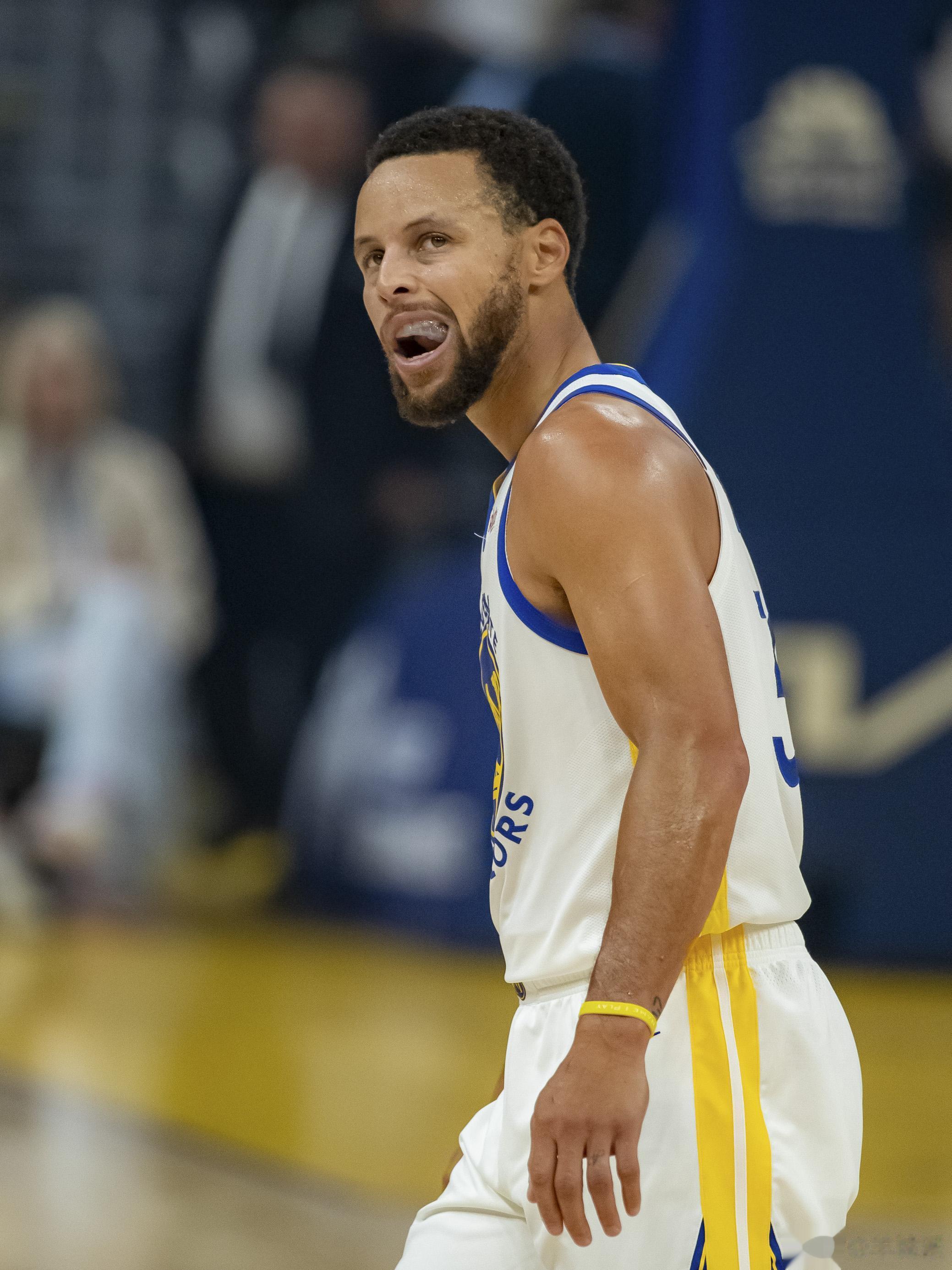 【NBA季中锦标赛效仿足协杯，库里准绝杀带领勇士取得开门红】新兴赛事NBA季中锦