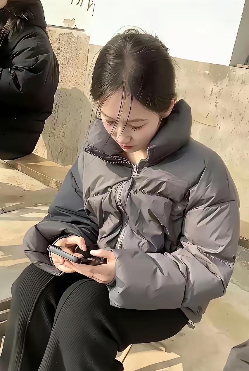 这张邯郸魏县姑娘和老人并肩晒太阳的照片，看着就满心温暖，也狠狠戳中了当下人的生活