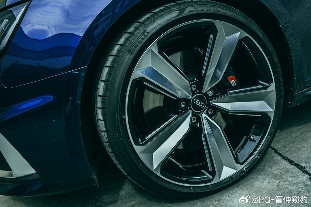 奥迪Q5L S-Line的轮毂算是民用车里最好看的啦配上红色卡钳把黑色五幅臂去掉