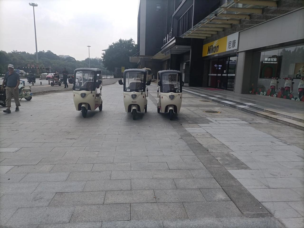 为了接送孩子上下学，今天去买了辆三轮电动车，加了棚子和罩子，感觉确实方便多了，下