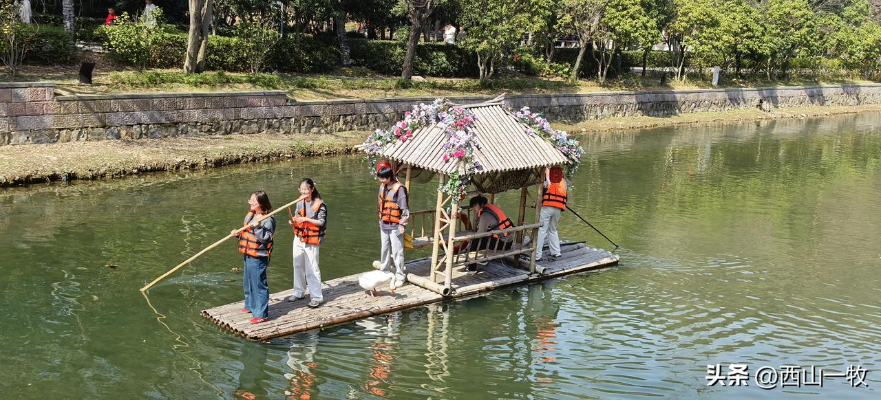 王羲之爱鹅，游兰亭、鹅池的人们也爱上了鹅，跟大白鹅同舟共游，岸边的人群围观起哄，