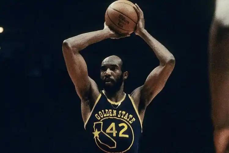 NBA历史上有一项尘封32年的纪录——“四双”，其难度之高，连“篮球之神”乔丹都