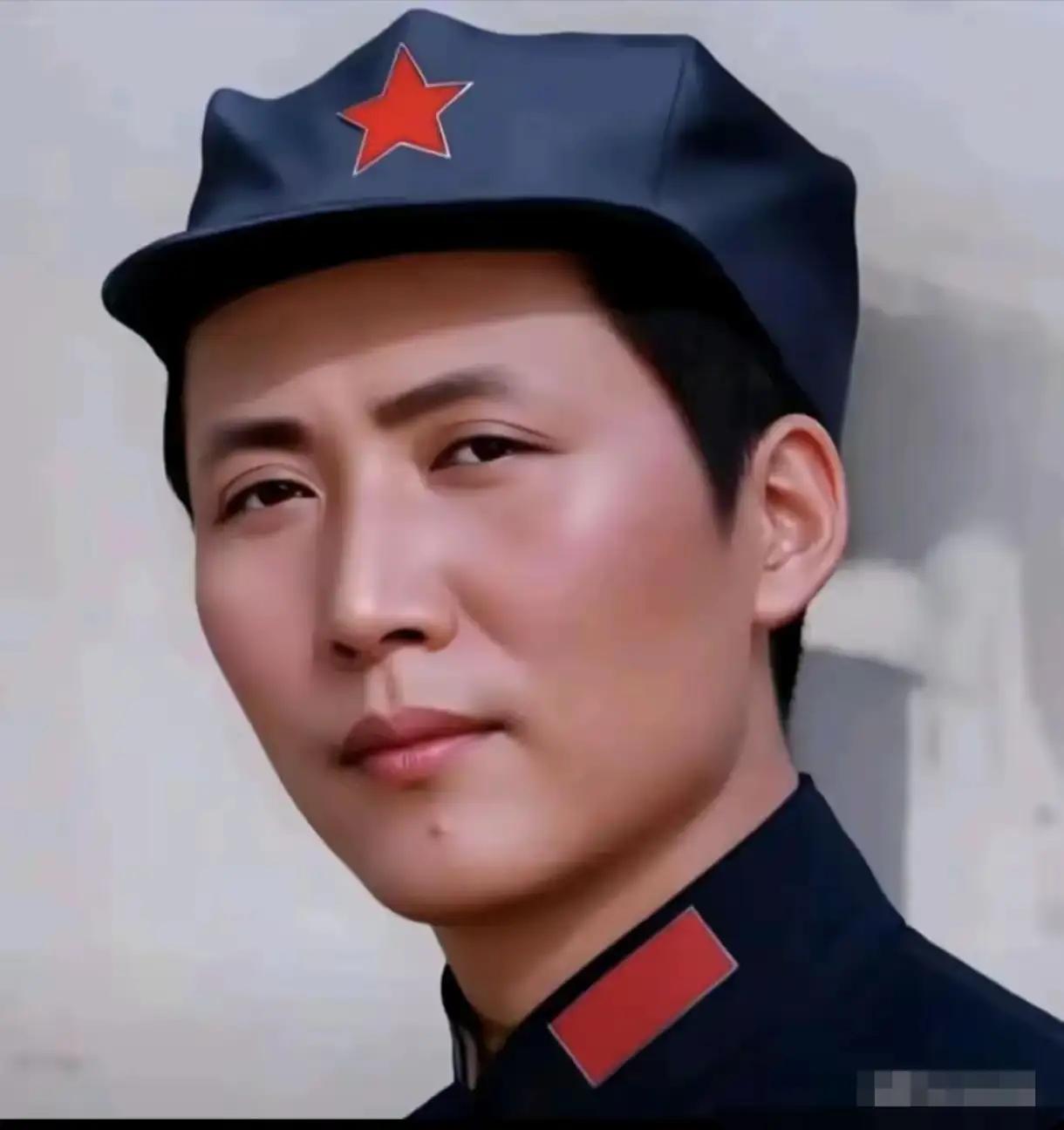 毛主席的帅气，从不是浮于表面的皮囊之美，而是源于骨子里的胸怀与风骨。这张照片里，