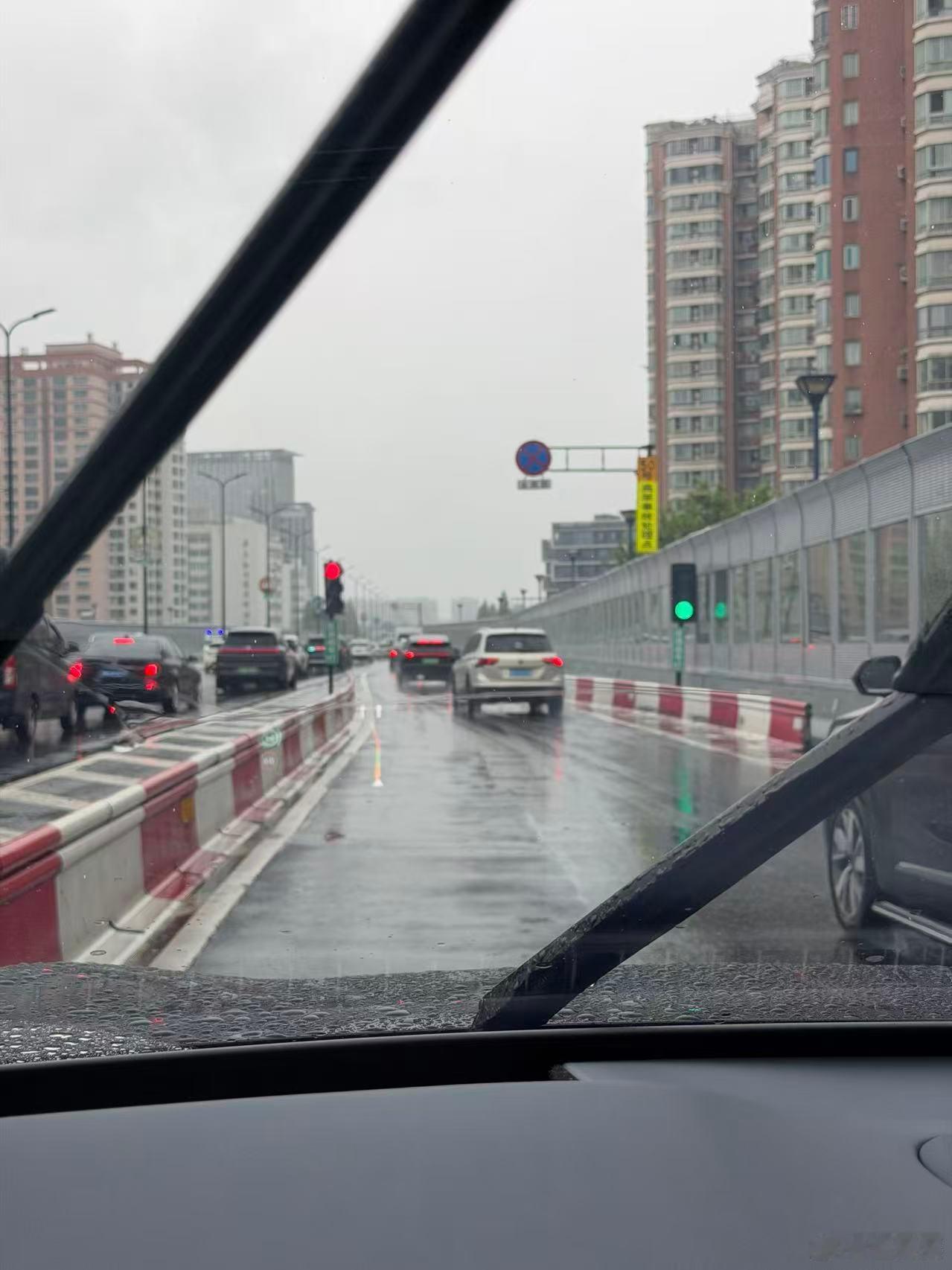 还有交替合流的红绿灯，做辅助驾驶不容易啊。 