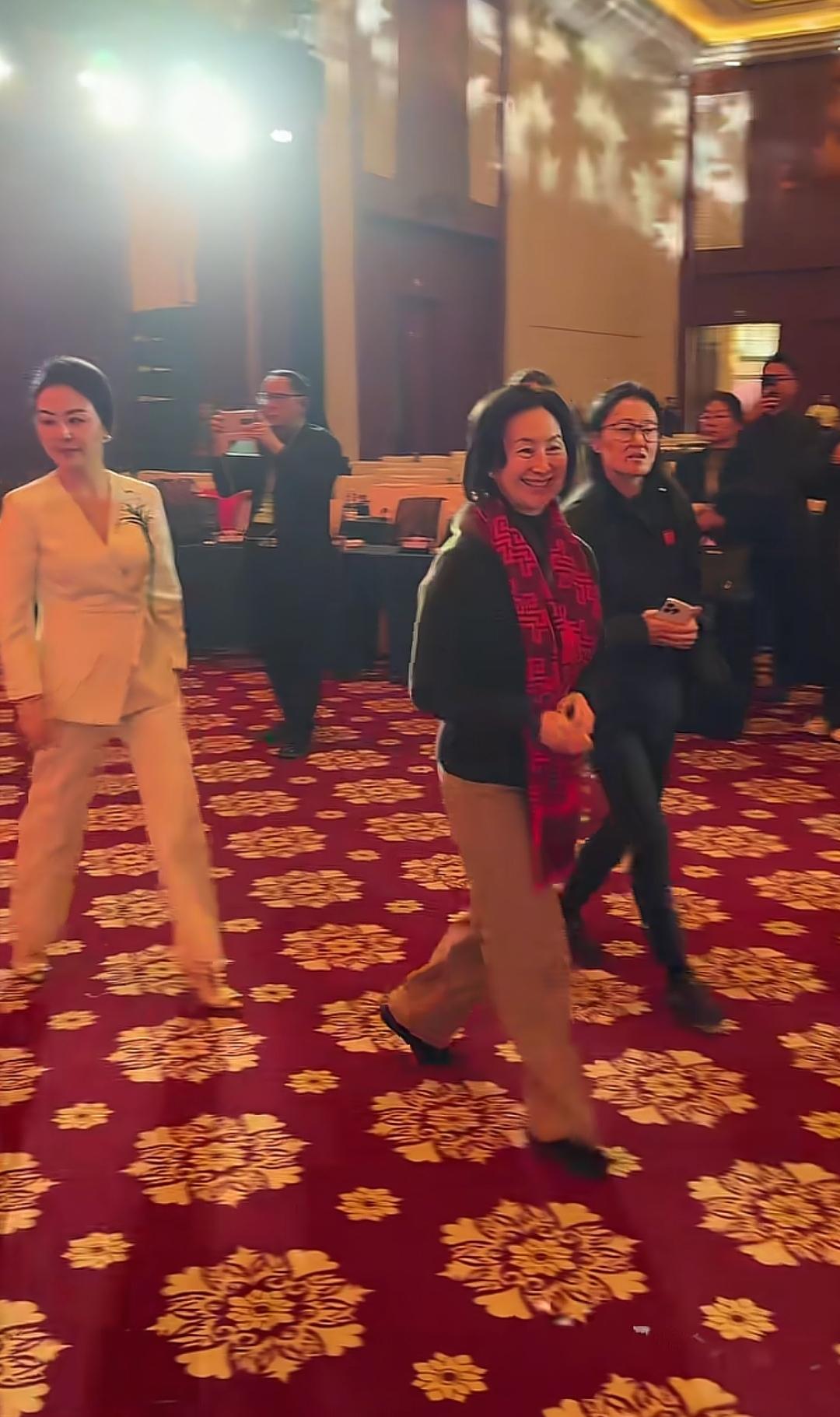 这两天，何超琼女士出差去天津，参加全联女企业家商会活动了，大家见到她很开心，伴随